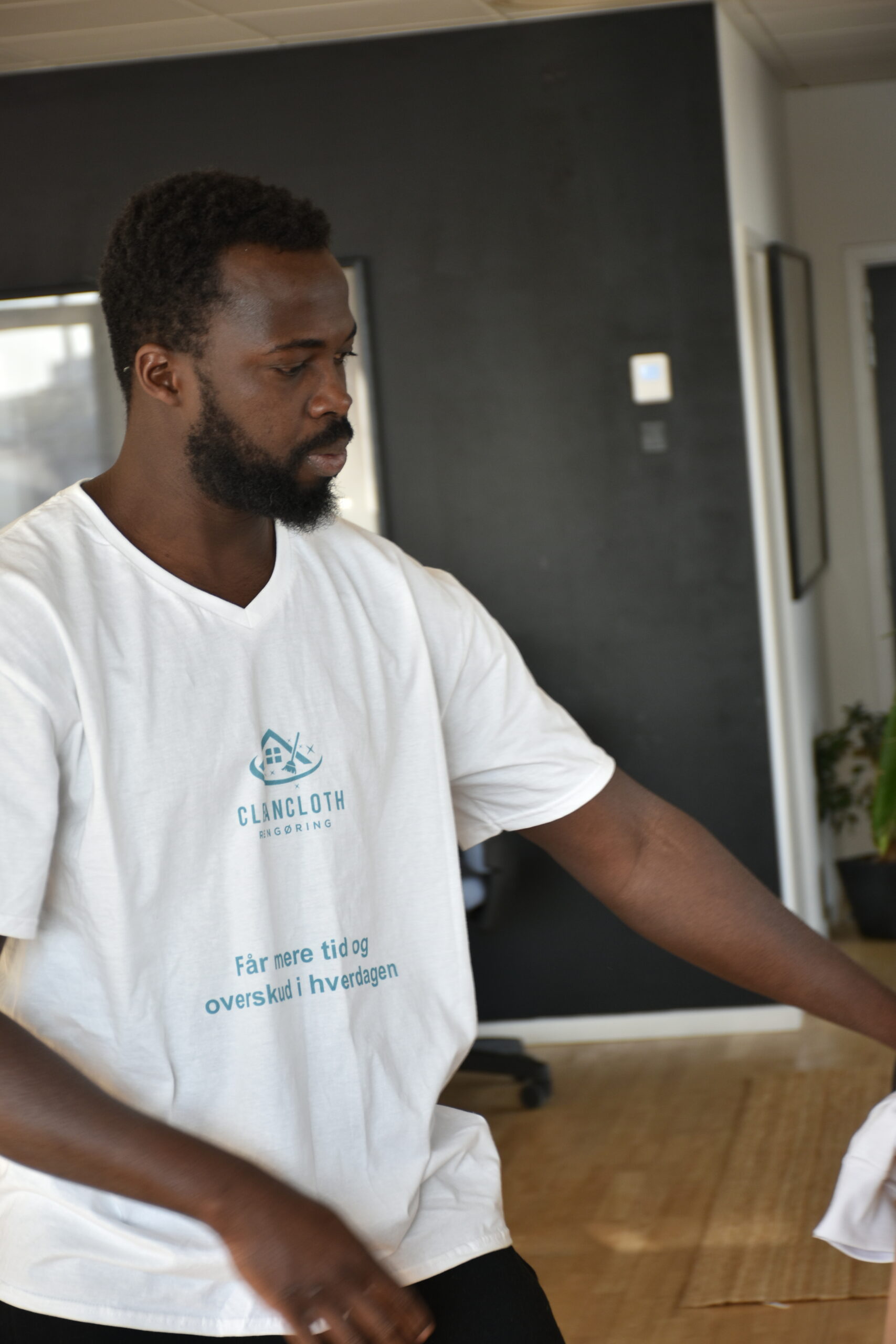 Reng&oslash;ringsmedarbejder fra 2C-K udf&oslash;rer professionel kontorreng&oslash;ring i Aarhus